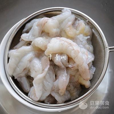 软炸虾仁的做法（软炸虾仁 简单又好吃的软嫩虾仁做法）(5)