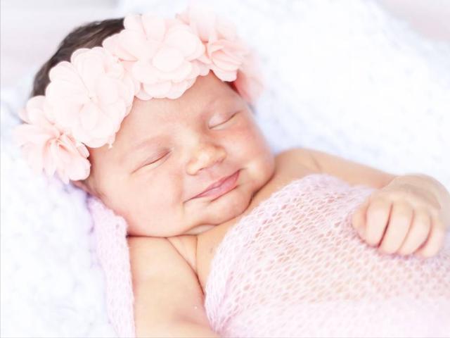 婴儿笑是因为什么（为什么婴儿睡着后会咧开嘴笑）(1)