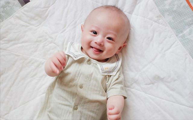 婴儿笑是因为什么（为什么婴儿睡着后会咧开嘴笑）(3)