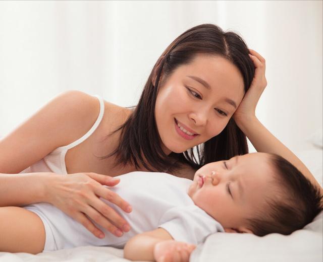婴儿笑是因为什么（为什么婴儿睡着后会咧开嘴笑）(7)