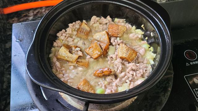 咸鱼茄子煲怎么做（咸鱼茄子煲 广东人爱吃的下饭菜）(13)