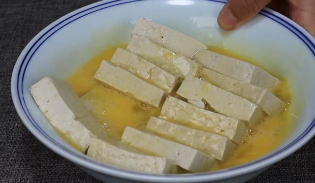 鸡蛋豆腐怎么做（把豆腐切成块 淋入2个鸡蛋）(4)