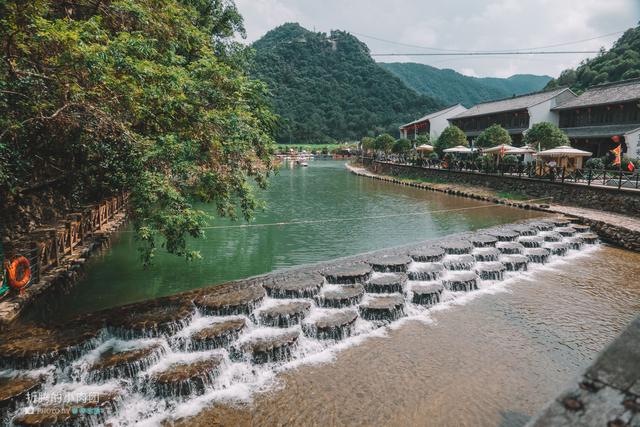 情人谷景区在哪里（玻璃天桥网红滑梯）(1)