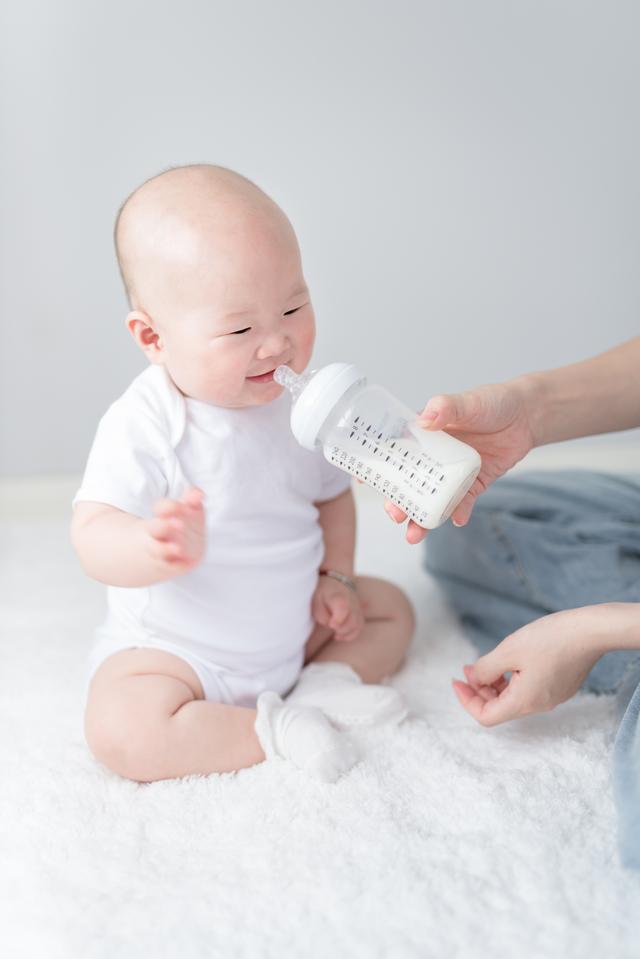 怎样给宝宝换奶粉（宝宝转奶的时机方法和注意事项）(1)