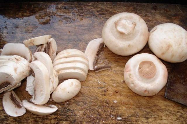 双孢菇是口蘑吗（口蘑和双孢菇是什么关系）(1)