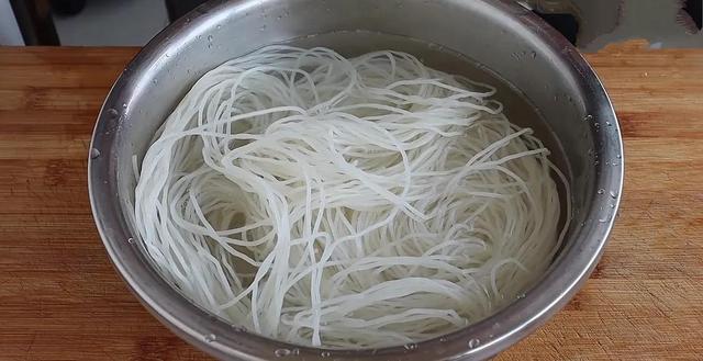 砂锅米线的做法（砂锅米线怎样做才好吃）(4)