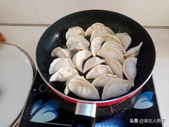 速冻饺子怎么煎（速冻水饺做煎饺无需解冻）(5)