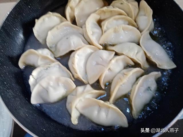 速冻饺子怎么煎（速冻水饺做煎饺无需解冻）(7)