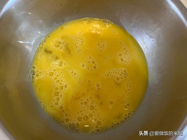 彩椒怎么做好吃（彩椒炒鸡蛋味美鲜香颜色漂亮）(2)