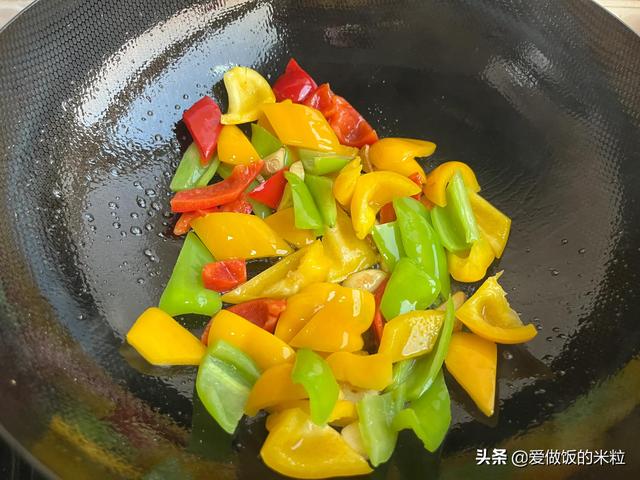 彩椒怎么做好吃（彩椒炒鸡蛋味美鲜香颜色漂亮）(10)