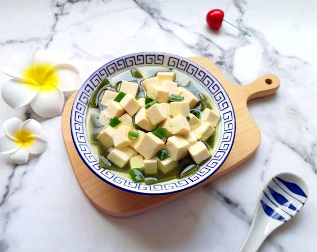 海带炖豆腐怎样做好吃（天冷要多喝汤海带豆腐快手汤）(1)