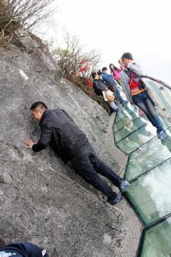 天门山玻璃栈道（天门山玻璃栈道扶墙一族）(2)