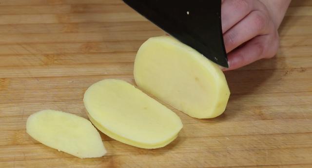 薯条的做法大全（炸薯条家常做法1把淀粉2个土豆）(1)