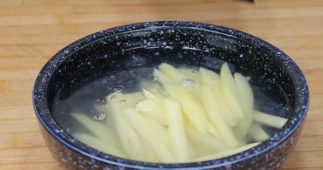 薯条的做法大全（炸薯条家常做法1把淀粉2个土豆）(2)