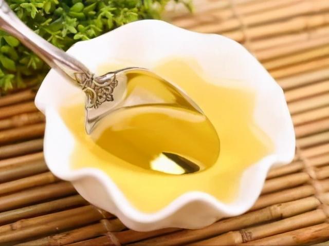菜籽油和花生油哪个好（炒菜时到底用菜籽油还是花生油）(6)