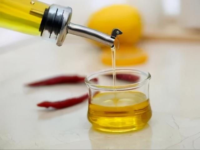 菜籽油和花生油哪个好（炒菜时到底用菜籽油还是花生油）(8)