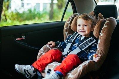 汽车副驾驶几岁才能坐（宝宝多大需要坐安全座椅）(2)