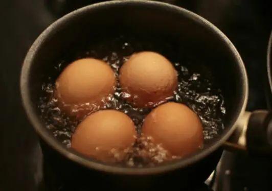 开水煮鸡蛋几分钟熟（鸡蛋煮几分钟能熟）(2)