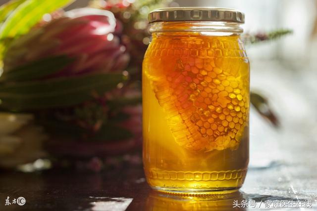 蜂蜜保质期一般多久（蜂蜜可以放多久出现这个味道就得扔了）(1)