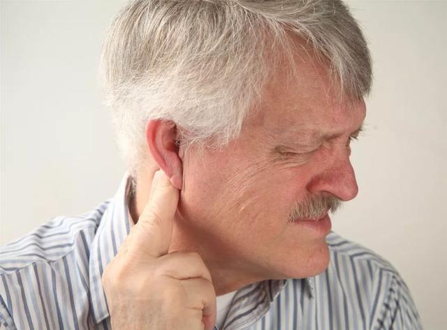 耳朵嗡嗡响什么原因（耳鸣耳朵嗡嗡响或是心血管疾病）(1)