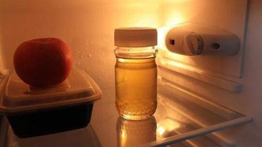 蜂蜜有没有保质期（蜂蜜要不要放冰箱保存）(1)