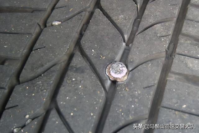 车胎扎了个钉子怎么办补胎还是换（汽车轮胎扎钉怎么办）