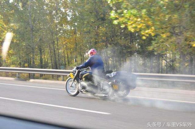 摩托车冒白烟是什么原因（摩托车发动时冒白烟）(1)