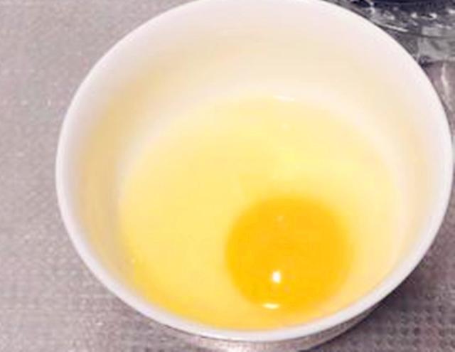 煎蛋不粘锅的方法（煎荷包蛋时直接下锅就）(2)
