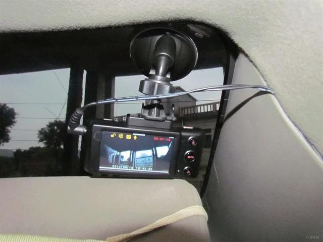 为什么车上最好装一个行车记录仪(1)