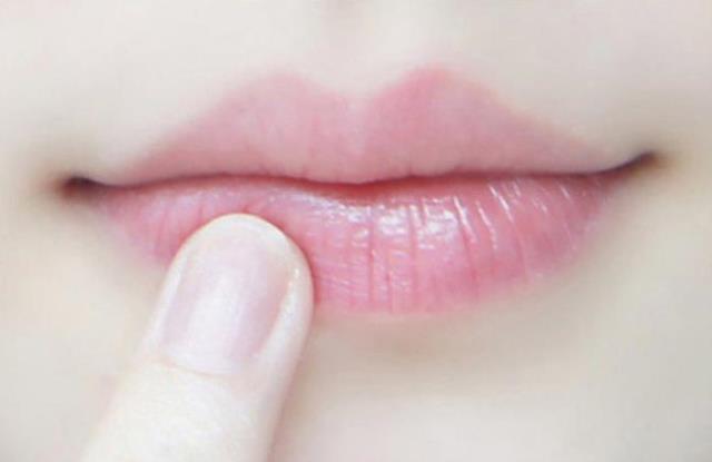 春天嘴唇干裂是什么原因（春天嘴唇还总是干裂起皮）(2)