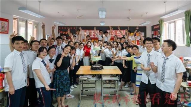 高三成年礼送什么礼物，武汉中学给高三学子举行成人礼