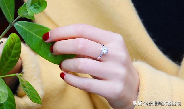 订婚戒指戴哪只手（订婚戒指戴哪个手指）(2)