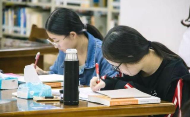 大学重修有什么影响（一旦有挂科或重修就会被记入档案）(6)