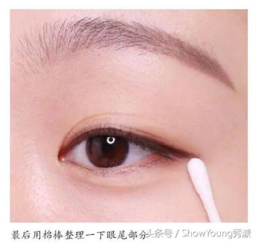 美宝莲眼线膏的画法（如何用眼线膏画出超美的眼线）(13)