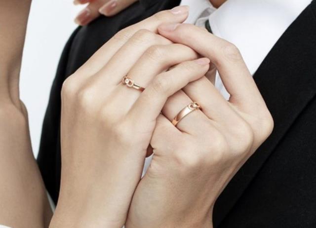 订婚戒指戴在哪个手指，订婚戒指应该怎么选(2)