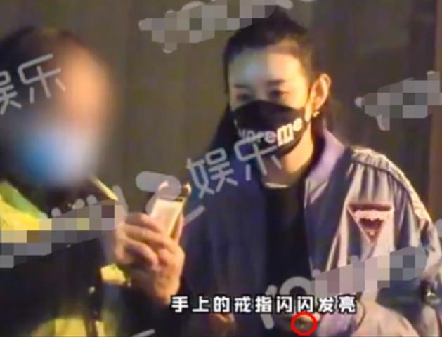 王宝强女友手戴戒指（王宝强与女友开两百万豪车出街）(3)