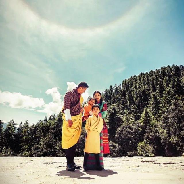 不丹王后结婚10周年纪念日！夫妇俩逛机场，甜蜜互动浪漫如初恋(6)