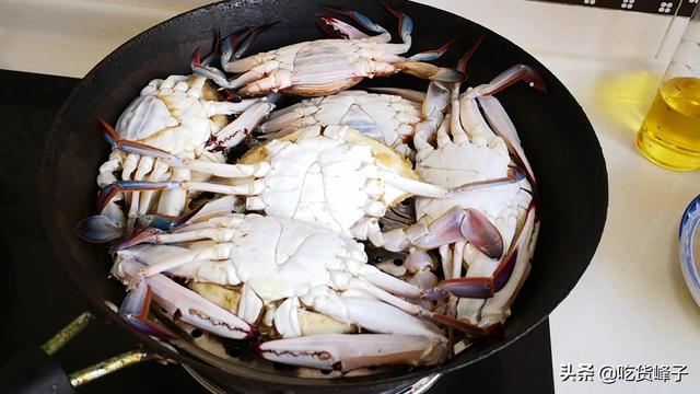 螃蟹蒸几分钟？冷水还是热水上锅？老渔民教你做，螃蟹鲜嫩不掉腿(6)