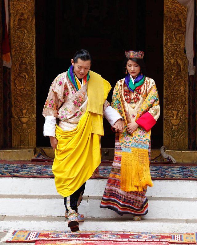 不丹王后结婚10周年纪念日！夫妇俩逛机场，甜蜜互动浪漫如初恋(2)