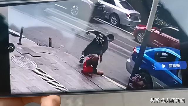 重庆彭水县一出租车司机暴踢10岁小孩，孩子父亲：司机被拘留(1)