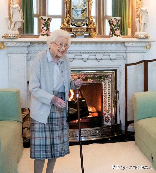从出生到离世，记录英国女王一生的26张照片，去世前两天还在工作(26)
