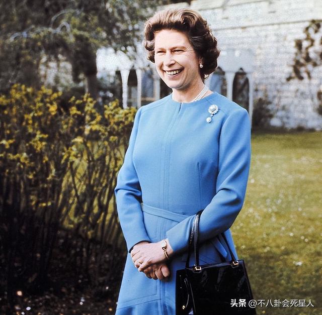 从出生到离世，记录英国女王一生的26张照片，去世前两天还在工作(16)