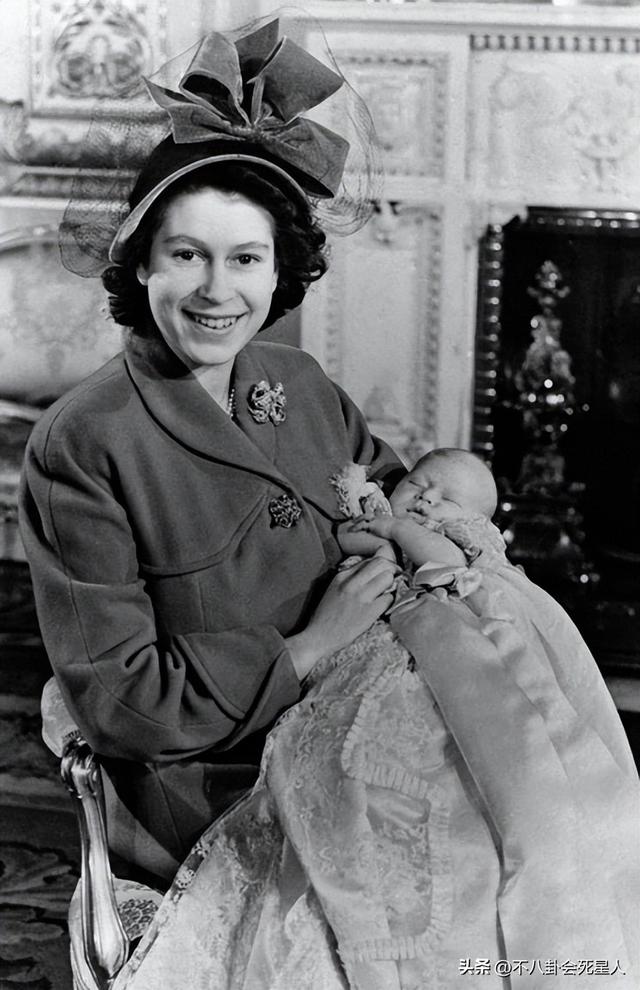 从出生到离世，记录英国女王一生的26张照片，去世前两天还在工作(8)