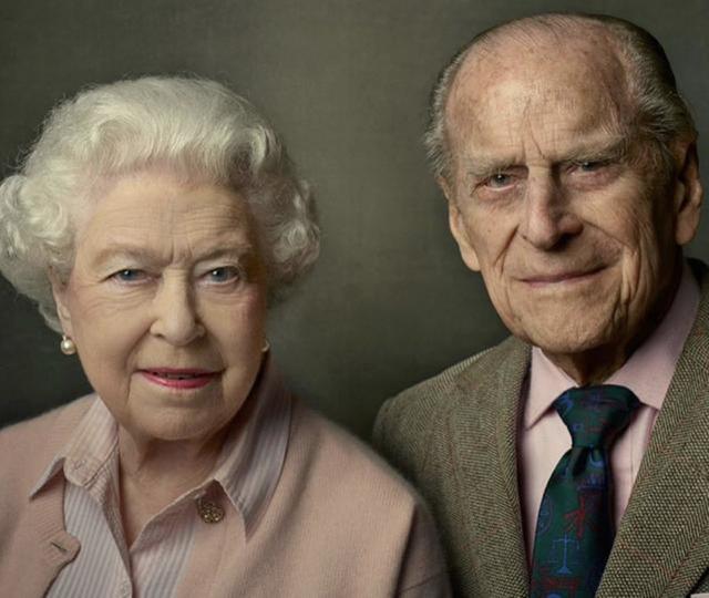 英女王葬礼今天举行，相伴七十多年，18岁的菲利普亲王第一次见伊丽莎白二世，竟然不情愿？(1)