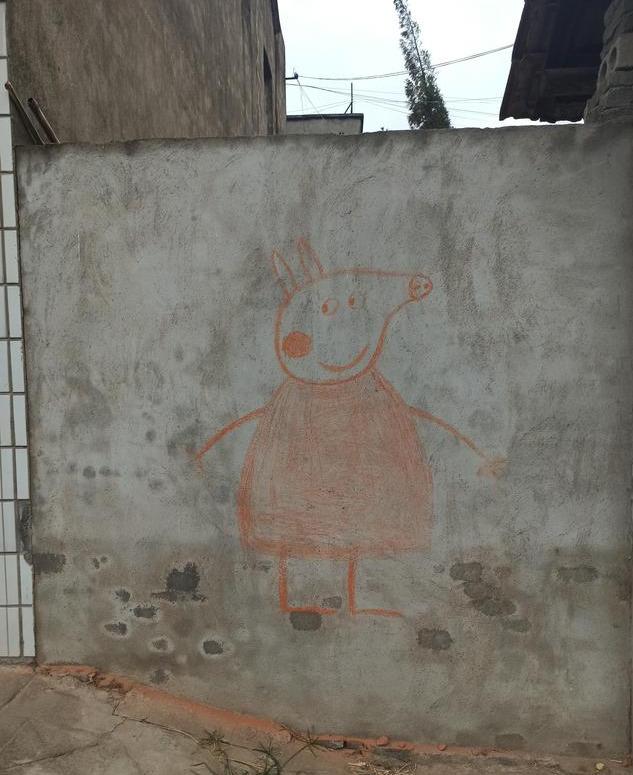 小猪佩奇一家人在树林里玩耍绘画（亲子带娃趣事墙上用砖头画出的佩奇一家人）(1)