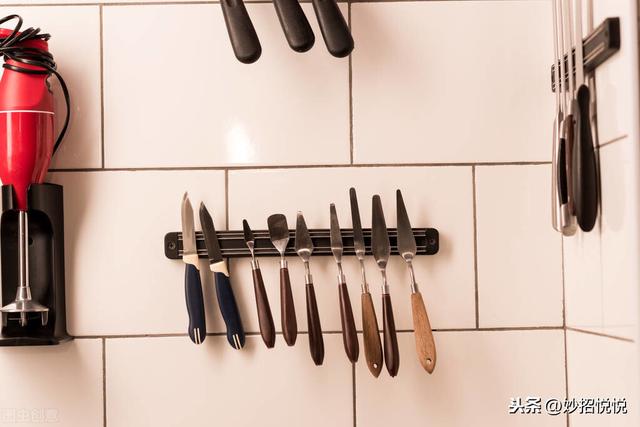 厨房里的刀具怎么消毒（厨具有异味不要丢）(1)