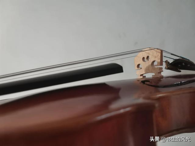 小提琴微调器上的琴弦的安装方法（精心修整的小提琴琴码）(4)