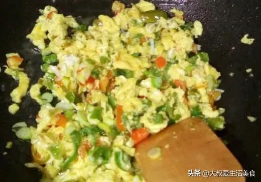 辣子和青椒炒鸡蛋的做法（辣子炒鸡蛋的简单做法）(3)