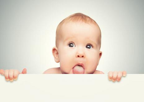 小婴儿舌苔白又厚是怎么回事（婴儿舌苔又厚又白）(1)