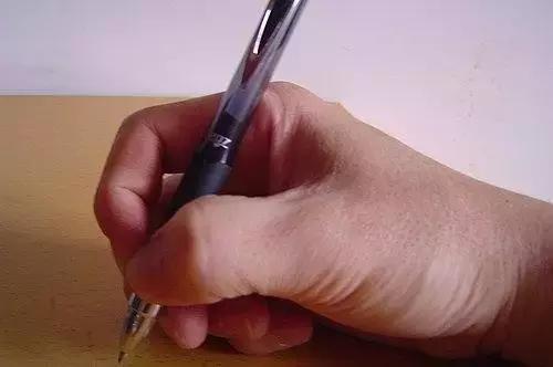 正确的握笔与写字姿势（正确的握笔方法及写字漂亮技巧）